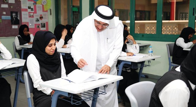"القطامي يتفقد إحدى لجان الامتحانات تصوير-حنيف، غلام كاركر، بابو، محمد منور"