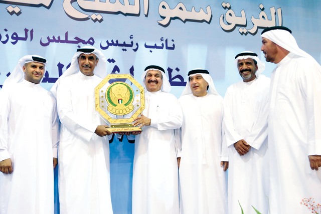 "محمد خلفان الرميثي يسلم عبد الرحمن رفيع درع التفوق العام لشرطة دبي بحضور عبدالملك من المصدر"