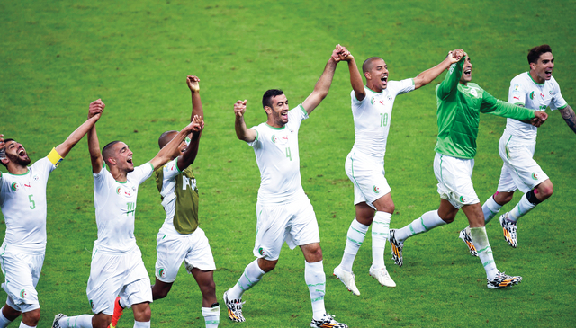 "لاعبو الجزائر وفرحة كبيرة عقب الفوز على المنتخب الكوري الجنوبي أ ف ب"
