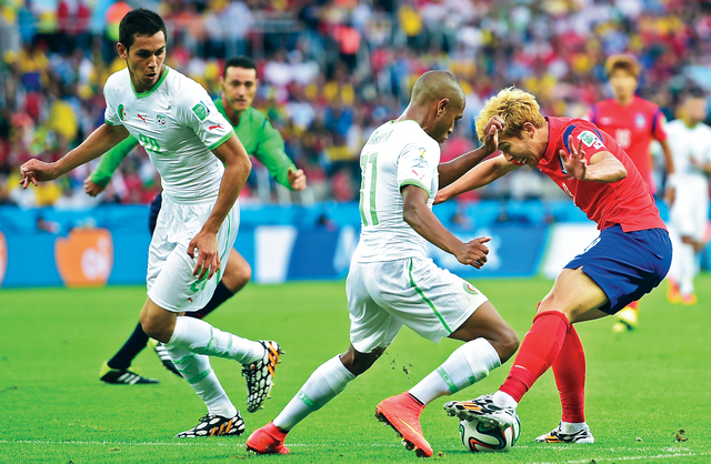 "إبراهيمي لاعب الوسط الجزائري قدم مباراة قوية أ ف ب"