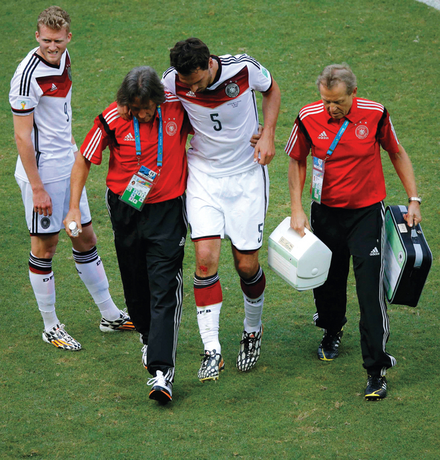 "هاملز مدافع منتخب ألمانيا يخرج مصاباً أمام البرتغال\tرويترز"