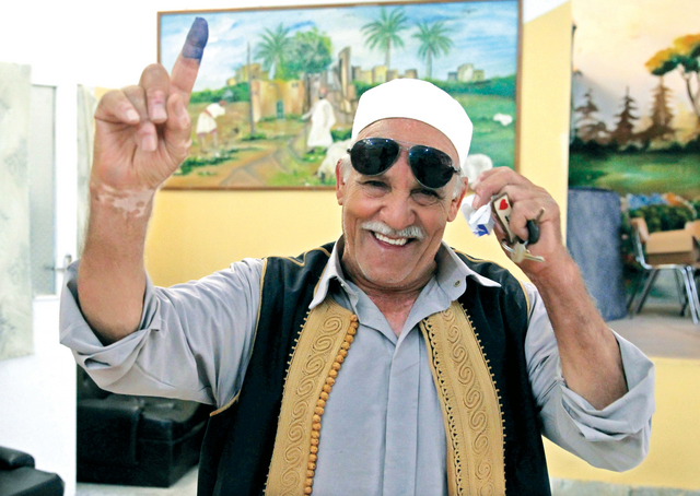 "ليبي يؤشر إلى تصويته في أحد مراكز الاقتراع في طرابلس \t أي بي إيه"