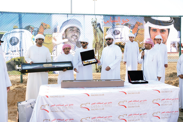 "توزيع الجوائز على أصحاب المراكز الأولى\tالبيان"