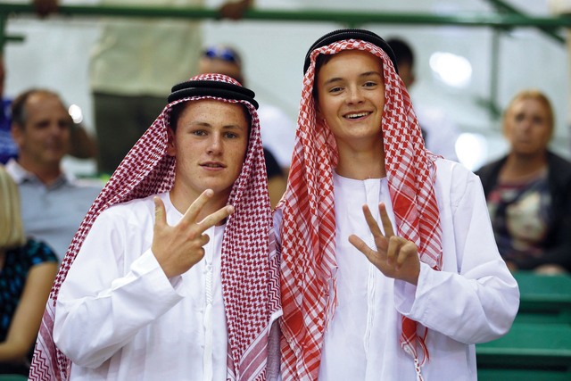 "لاعبان من الفريق الإيطالي يرتديان زي الإمارات"