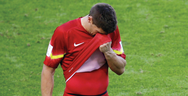 "الخيبة واضحة على محيا حارس مرمى المنتخب الأسترالي\tأ.ب"