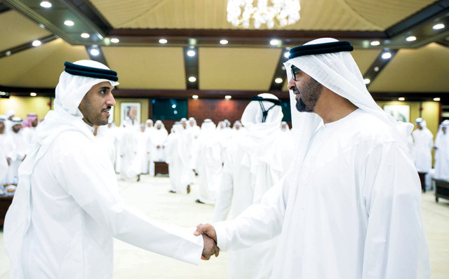 "محمد بن زايد يتقبل التهاني من جموع الحاضرين"