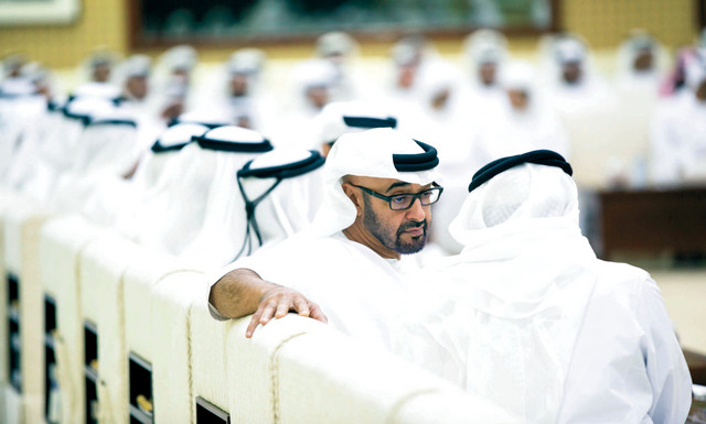 "محمد بن زايد في حديث مع أحد المهنئينَ وام"