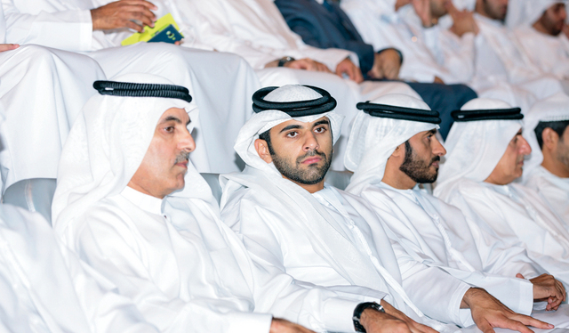 "منصور بن محمد يتوسط سيف بن مرخان وعبد العزيز الغرير البيان"