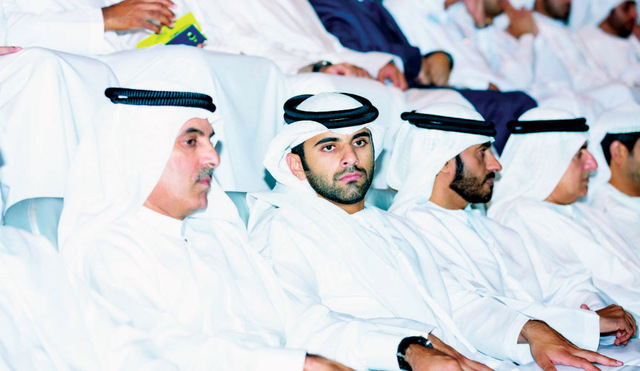"منصور بن محمد خلال الافتتاح بحضور عبد العزيز الغرير وسيف بن مرخانالبيان"