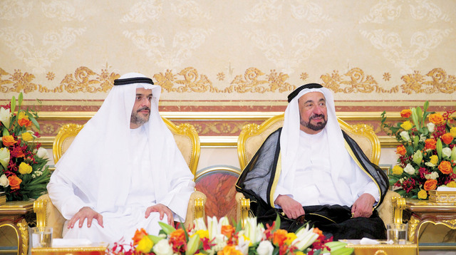 "سلطان بن محمد القاسمي وولي عهد الشارقة خلال استقبال المهنئين"