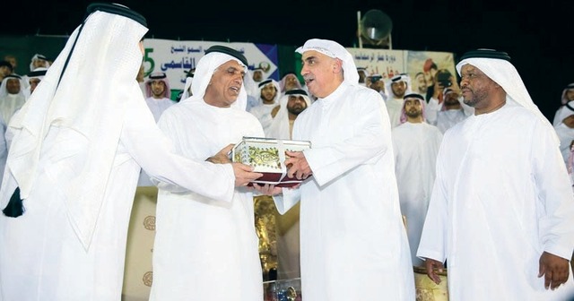 "سعود بن صقر يتسلم هدية تذكارية من النجم الكويتي جاسم يعقوب"