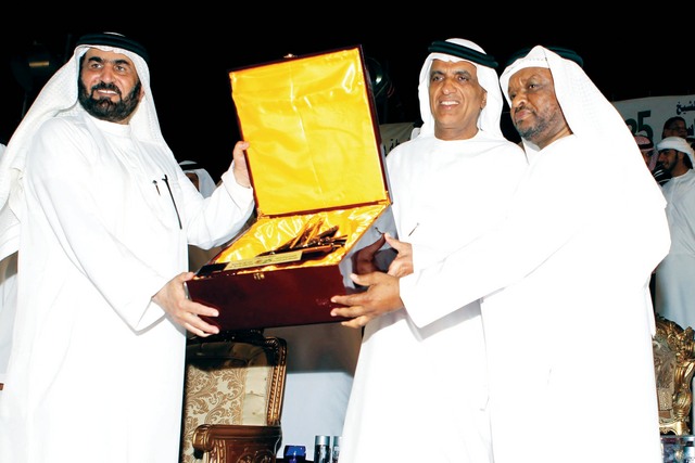"حاكم رأس الخيمة يتسلم هدية من طالب القاسمي"