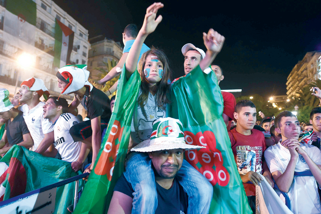 "آلاف المشجعين خرجوا لتحية محاربي الصحراء أ ف ب"