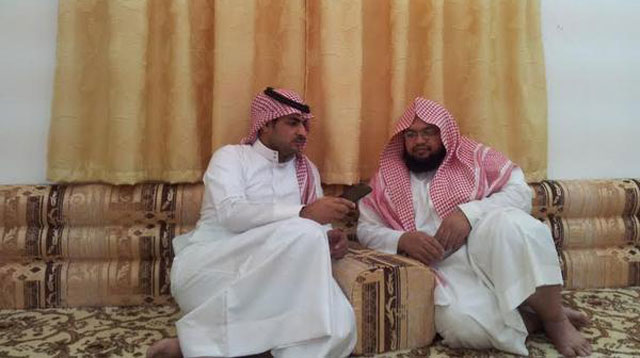 فيديو.. شبيه "السديس" بملامحه وصوته يؤم المصلين