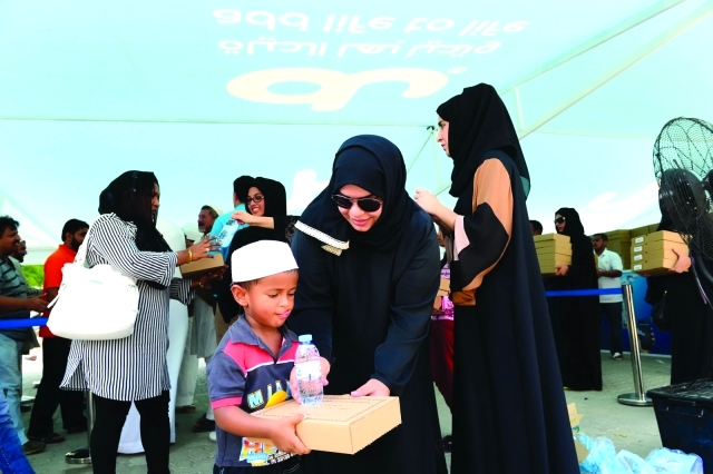 "طفل يحمل وجبة الإفطار\tمن المصدر"