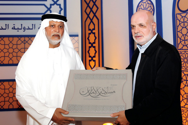 "البيان تهدي بوملحة موسوعة مساجد الإمارات"