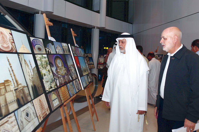 "بوملحة خلال افتتاحه معرض مساجد الإمارات\t البيان"