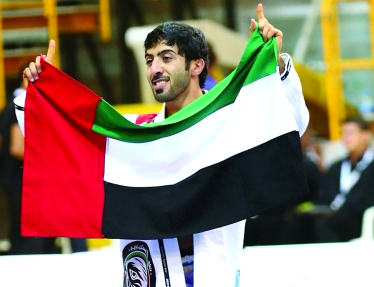 "احمد الكتبي حاملا علم الامارات"