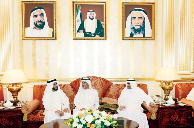 "حمد الشرقي يتقبل تهاني المواطنين"