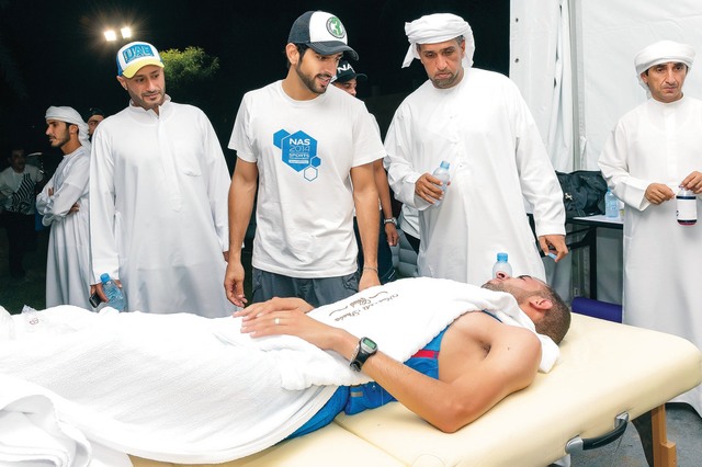 "حمدان بن محمد يطمئن على المشاركين خلال عملية الكشف الطبي"