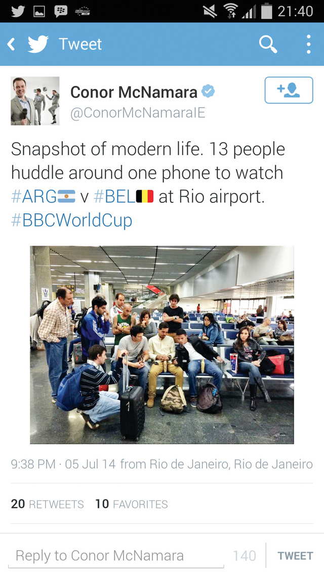 "متجمعون حول الهاتف لمشاهدة المباراة"