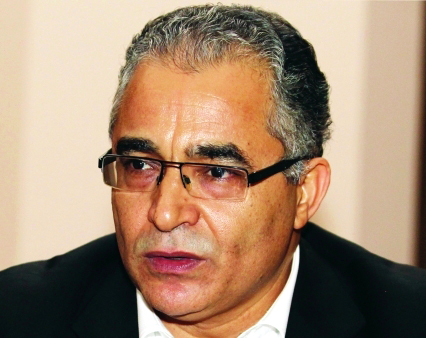 "محسن مرزوق خلال حديثه إلى «البيان»تصوير- عمران خالد"