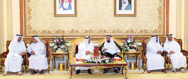 "حاكم الشارقة يتلقى التهاني بحضور ولي عهده"
