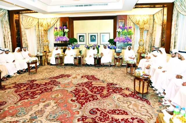 "محمد بن راشد في حديث مع محمد بن زايد بحضور حمدان بن محمد وحمدان بن راشد وحمدان بن زايد وسرور بن محمد وحامد وعمر بن زايد والوزراء تصوير - محمد هشام"