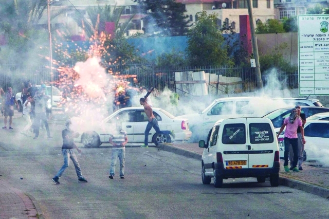 "شبان فلسطينيون في مواجهات مع المحتل في بلدة عرعرة الواقعة داخل الخط الأخضر \t\t إي.بي.إيه"