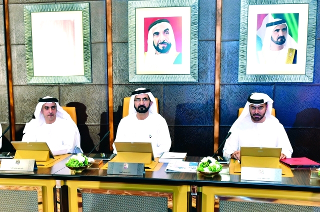 "نائب رئيس الدولة وسيف بن زايد ومحمد القرقاوي خلال الجلسة"