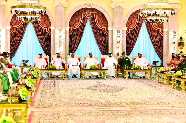 "محمد بن راشد وحمدان بن محمد وسيف بن زايد ومنصور بن محمد والبواردي والرميثي وضاحي خلفان وكبار القادة العسكريين\t \t تصوير ـــ محمد هشام وسيف محمد"