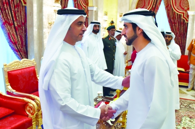 "حمدان بن محمد يصافح سيف بن زايد"