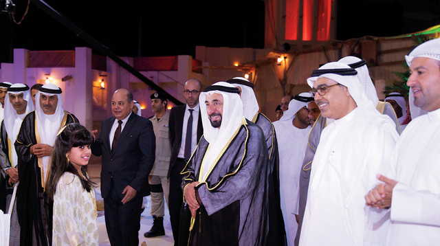 "ويستمع إلى إحدى الزهرات بحضور عبد العزيز المسلم وأحمد العامري ومحمد خلف"