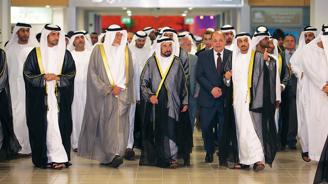 "سلطان القاسمي خلال الجولة بحضور سلطان بن أحمد القاسمي وأحمد العامري ومحمد صابر عرب وعدد من المسؤولين \t\tالبيان"