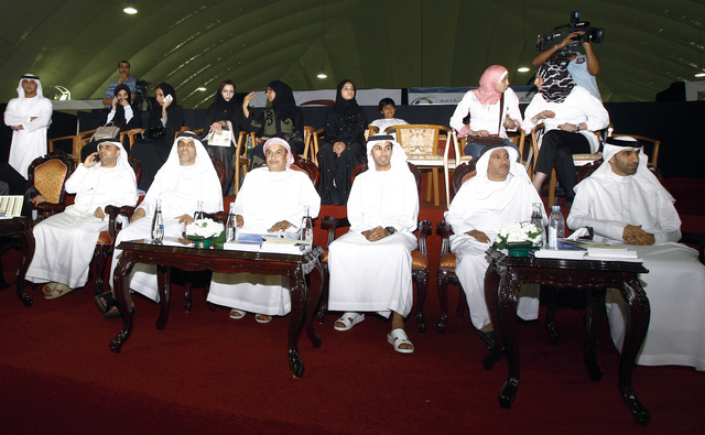 "الكعبي خلال متابعته المنافسات"