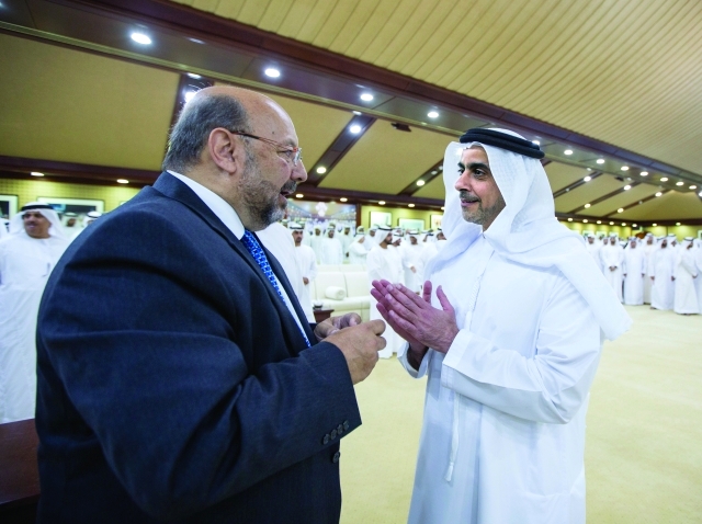 "سيف بن زايد وديفيد غالو يتبادلان الحديث"