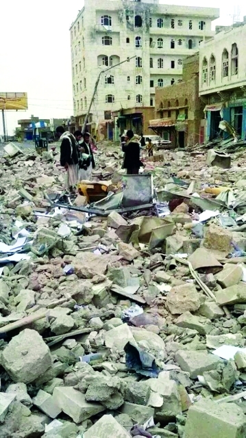 "اثار الدمار الذي أصاب مدينة عمران اليمنية جراء الإقتتال بين الجيش والحوثيين (البيان)"