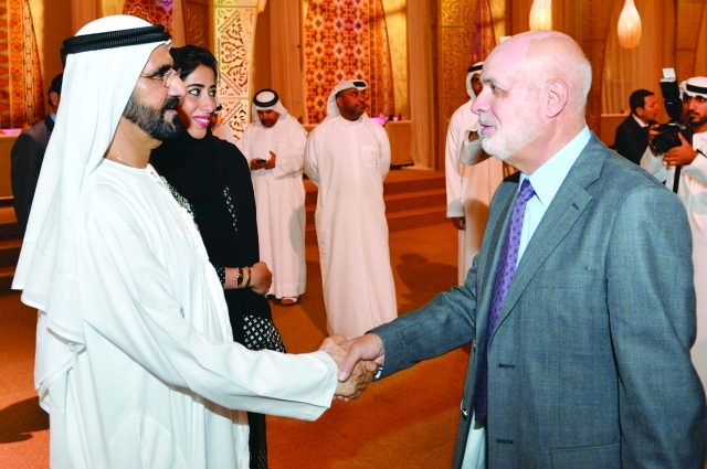 "نائب رئيس الدولة يصافح الإعلاميين"