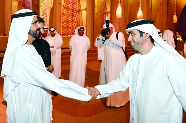 "محمد بن راشد مصافحا الإعلاميين الشباب"