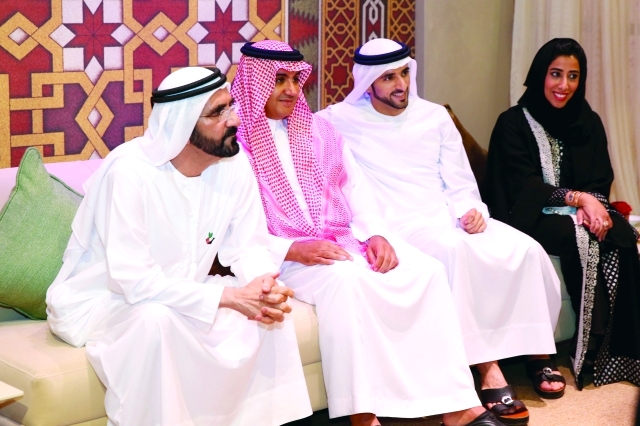 "محمد بن راشد في حديثه إلى الإعلاميين بحضور حمدان بن محمد"