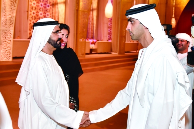 "سموه يصافح الإعلاميين الشباب"