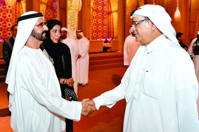 "محمد بن راشد يصافح عبد الحميد أحمد"