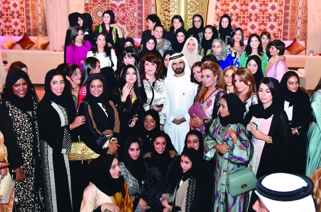 "محمد بن راشد متوسطا قيادات إعلامية نسائية بحضور منى المري ومنى بوسمرة"