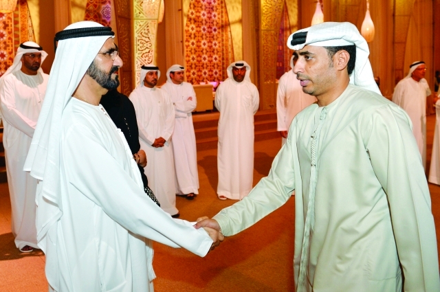 "وسموه  يصافح سامي الريامي"