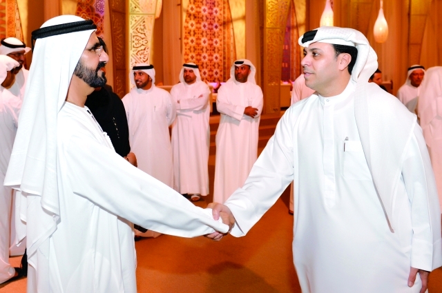 "محمد بن راشد يصافح ظاعن شاهين"