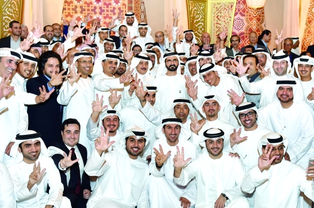 "محمد بن راشد متوسطا الكوادر الإعلامية والصحفية\tتصوير ـــ محمد هشام وسيف محمد وخليفة عيسى"