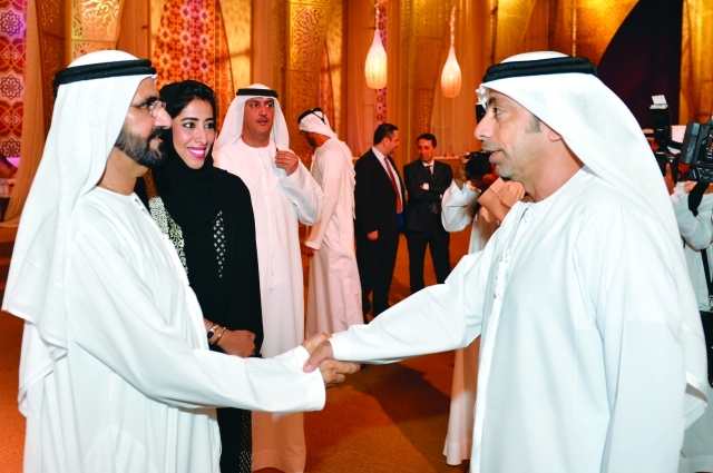 "محمد بن راشد يصافح كوادر إعلامية مواطنة"