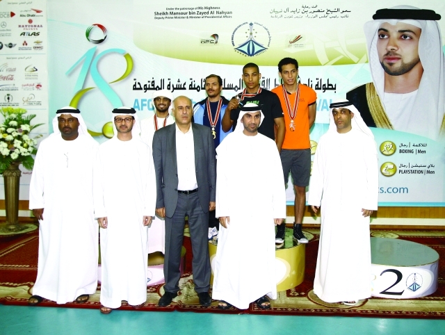 "حامد بن خادم وصلاح السلومي والرجوب خلال تتويج أبطال الملاكمة\tالبيان"