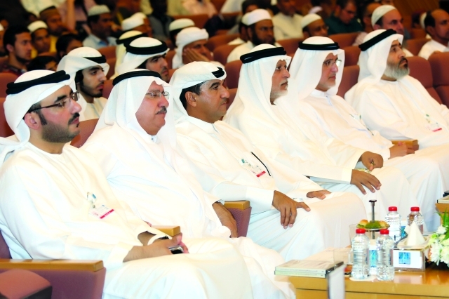 "بو ملحة وأعضاء اللجنة المنظمة تصوير : موهان"