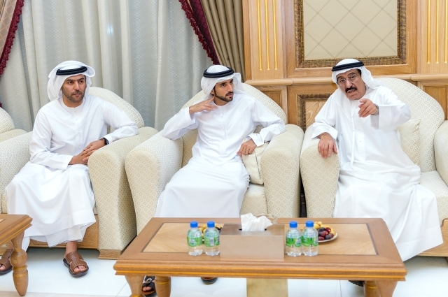 "حمدان بن محمد مستمعا إلى محمد النابودة بحضور عبدالله سعيد"